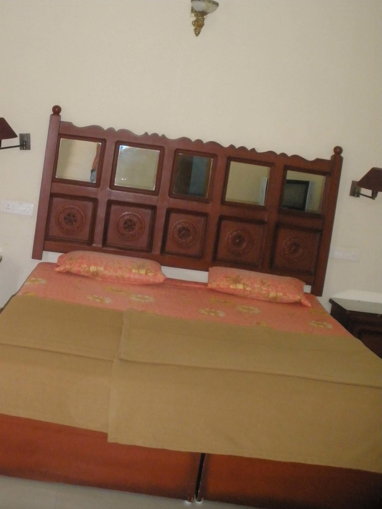 Jungle Palace Homestay Thekkady Exterior photo