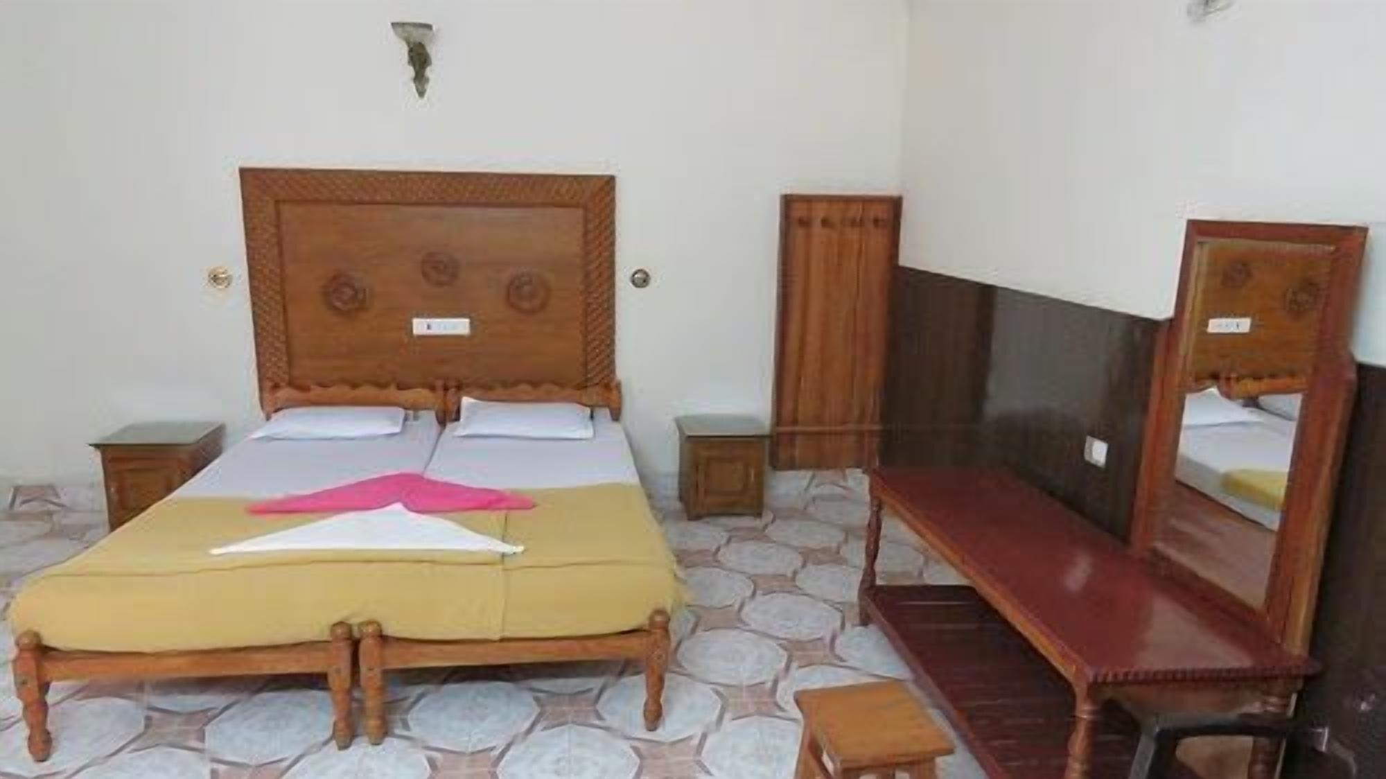 Jungle Palace Homestay Thekkady Exterior photo
