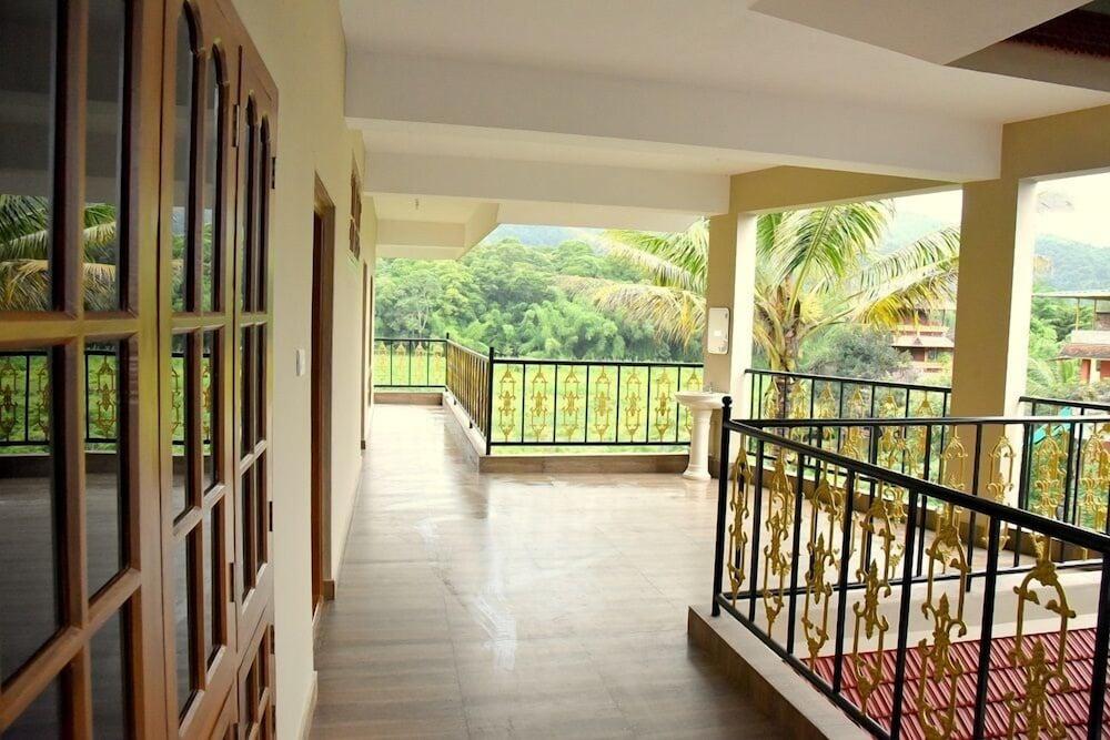 Jungle Palace Homestay Thekkady Exterior photo