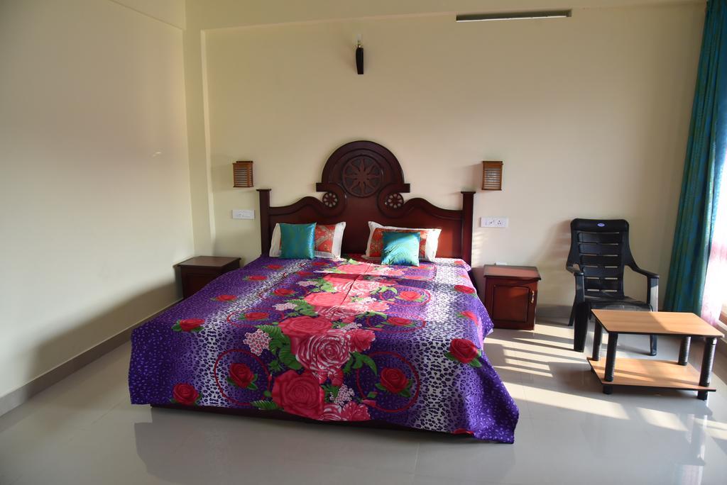 Jungle Palace Homestay Thekkady Exterior photo